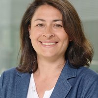 Filiz Polat (Bundestagsabgeordnete, Grünen) mit schulterlangem braunem Haar trägt ein blaues Sakko über einer weißen Bluse