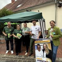 Personen von Links nach rechts: Jens Kerntopf, Nadja Gerlitz, Thea Stolte, Jannes Brusermann und MdB Filiz Polat. Die ersten 4 sind Kandidierende für den Bramscher Stadtrat. Alle fünf stehen am Wahlstand von BÜNDNIS 90/DIE GRÜNEN mit Flyern und einem Plakat für Anna Kebschull.