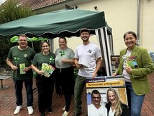 Personen von Links nach rechts: Jens Kerntopf, Nadja Gerlitz, Thea Stolte, Jannes Brusermann und MdB Filiz Polat. Die ersten 4 sind Kandidierende für den Bramscher Stadtrat. Alle fünf stehen am Wahlstand von BÜNDNIS 90/DIE GRÜNEN mit Flyern und einem Plakat für Anna Kebschull.