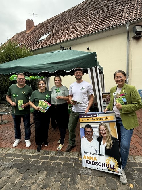 Personen von Links nach rechts: Jens Kerntopf, Nadja Gerlitz, Thea Stolte, Jannes Brusermann und MdB Filiz Polat. Die ersten 4 sind Kandidierende für den Bramscher Stadtrat. Alle fünf stehen am Wahlstand von BÜNDNIS 90/DIE GRÜNEN mit Flyern und einem Plakat für Anna Kebschull.