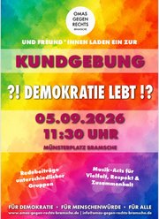 Buntes Plakat mit der Überschrift 'OMAS GEGEN RECHTS BRAMSCHE' und Einladung zur Kundgebung '?! DEMOKRATIE LEBT !?' am 05.09.2026 um 11:30 Uhr auf dem Münsterplatz Bramsche mit Hinweisen auf Redebeiträge und Musik-Acts für Vielfalt, Respekt und Zusammenhalt